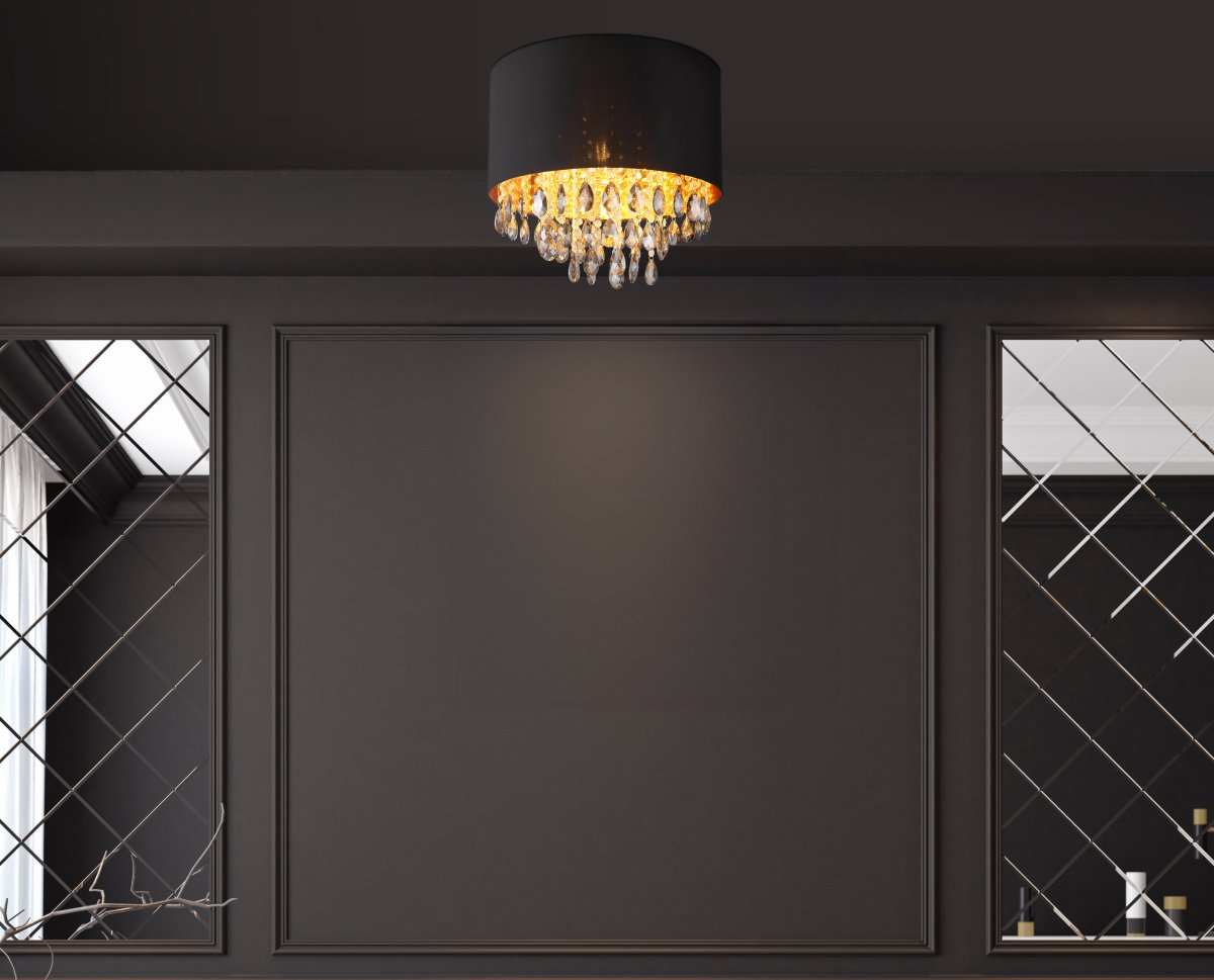 Coletta Ø40 Zwart plafondlamp Van Globo Lighting - Textilsk&auml;rmen med en guldig insida ger ett behagligt sken och i kombination med prismorna som omfamnar ljusk&auml;llan skapas ett vackert ljusspel i rummet n&auml;r lampan &auml;r t&auml;nd.