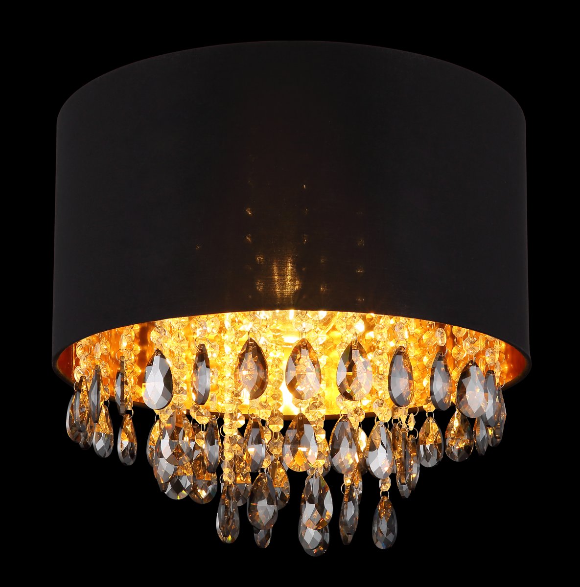 Coletta Ø40 Zwart plafondlamp Van Globo Lighting - Textilsk&auml;rmen med en guldig insida ger ett behagligt sken och i kombination med prismorna som omfamnar ljusk&auml;llan skapas ett vackert ljusspel i rummet n&auml;r lampan &auml;r t&auml;nd.