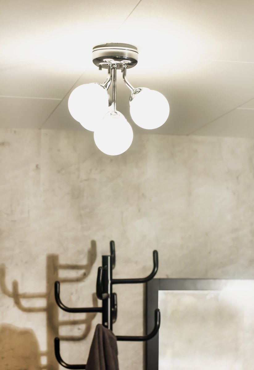 Nicosia Ø26 Chroom badkamerlamp Van Aneta Lighting - Nicosia plafondlamp chroom met opaalwitte bollen.