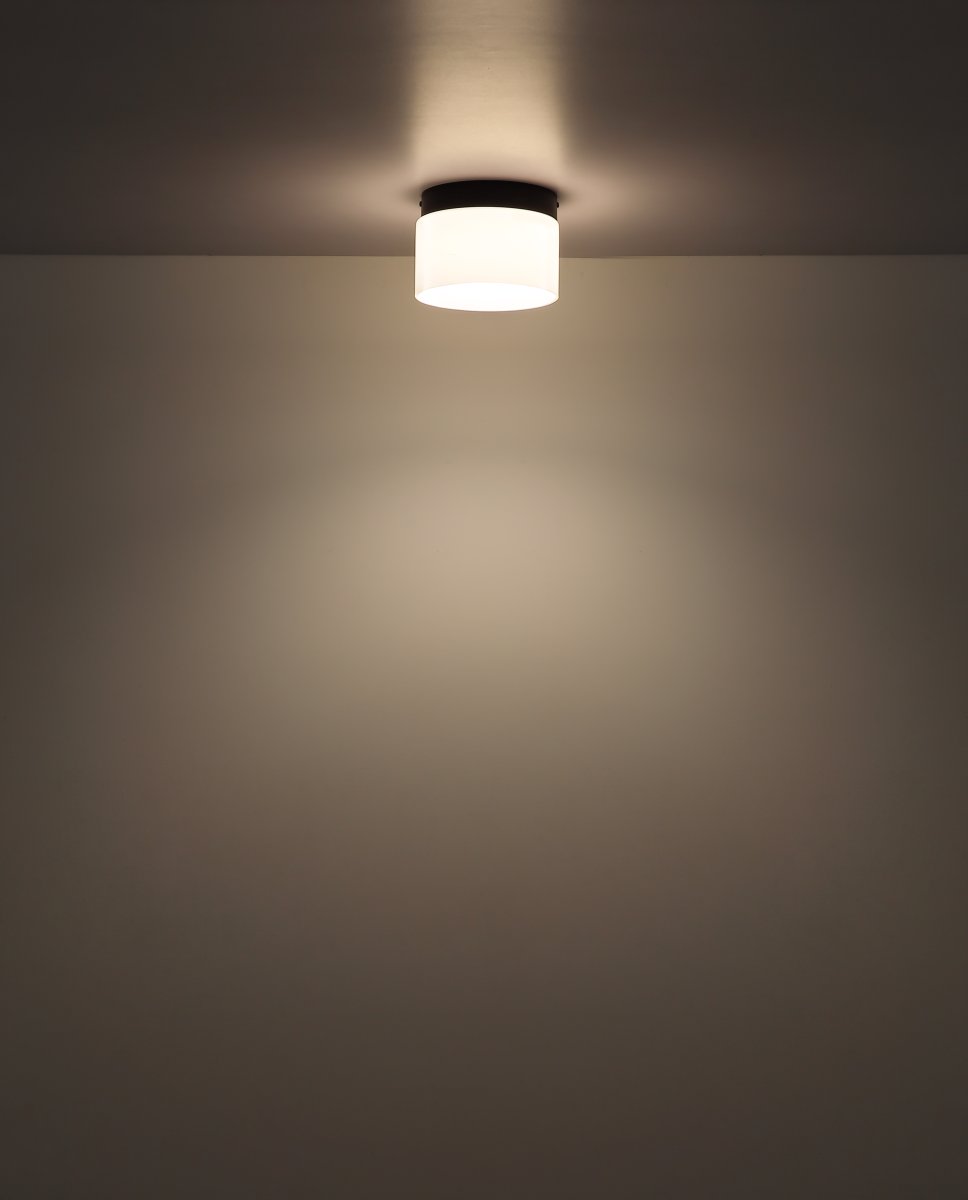 Trenton Ø20 Wit plafondlamp Van Globo Lighting - Med sin runda sk&auml;rm i opalglas skapas en fin ljusspridning i rummet.