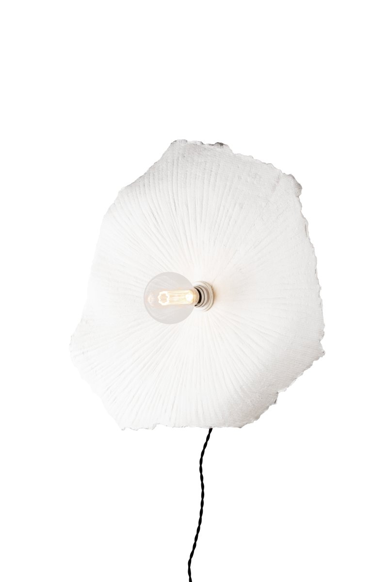 Tropez Ø60 Wit wandlamp Van Globen Lighting - Omdat de lamp met de hand wordt gemaakt van een levend materiaal, kunnen er afwijkingen in vorm en uitstraling optreden, waardoor elke Tropez uniek is.