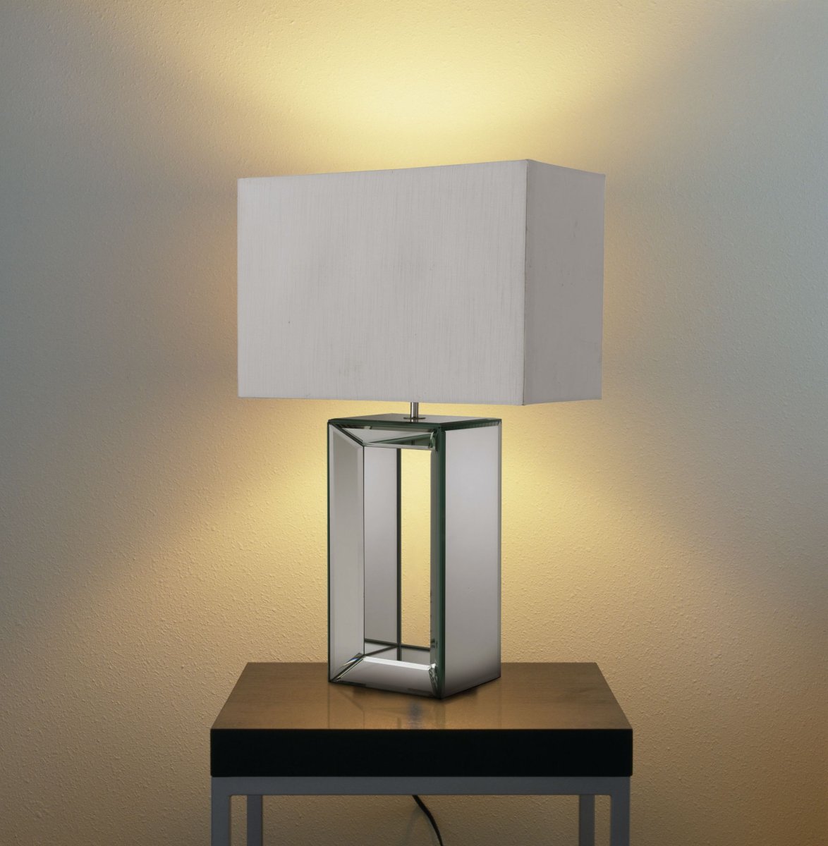 Mirror 58cm Wit tafellamp Van Searchlight - De spiegelvoet geeft de lamp een moderne uitstraling en is daardoor perfect voor in een moderne woonkamer.