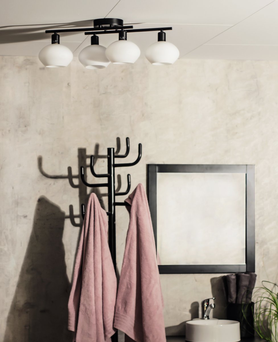 Elba 60cm Zwart badkamerlamp Van Aneta Lighting - Deze plafondlamp is gemaakt van zwart gelakt metaal en heeft een elegant design met vier opaalwitte glazen kappen die een zacht en aangenaam licht creëren.