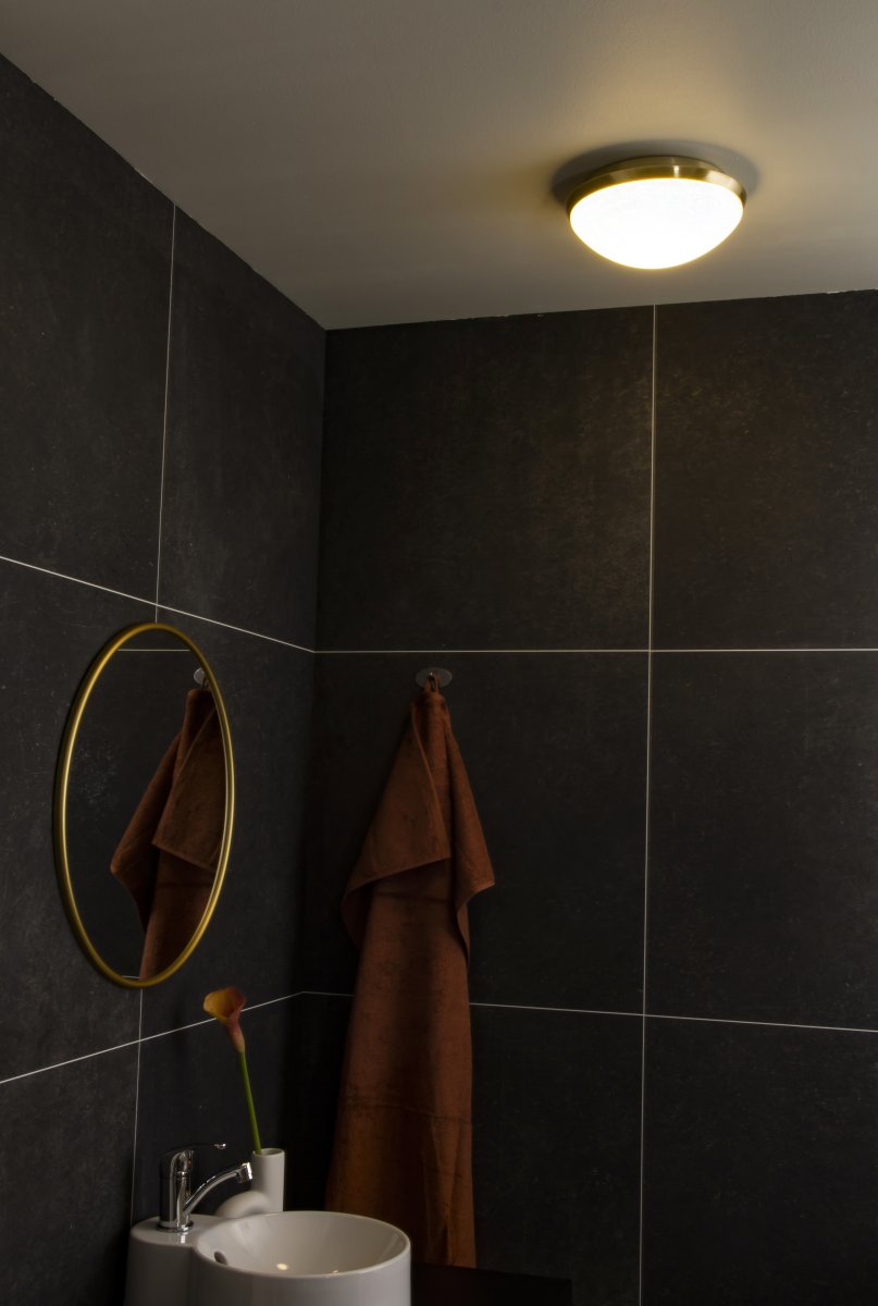 Siracusa Ø25 Mat messing badkamerlamp Van Aneta Lighting - De lamp wordt met schroeven aan het plafond bevestigd en de stroomaansluiting is vast.