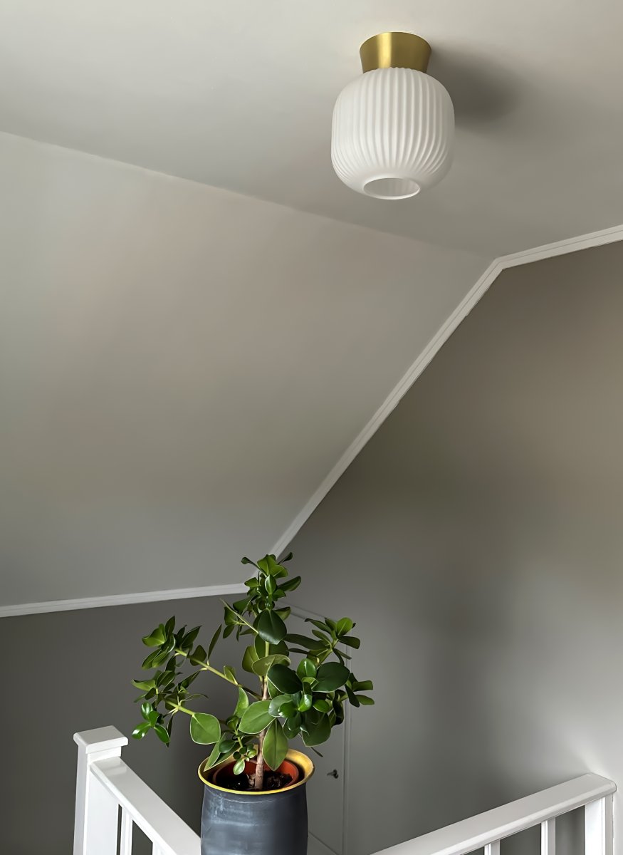 Vanja Ø20 Messing/Wit plafondlamp Van Aneta Lighting - De messing plafondkap creëert een stijlvol contrast en geeft de lamp een moderne uitstraling.