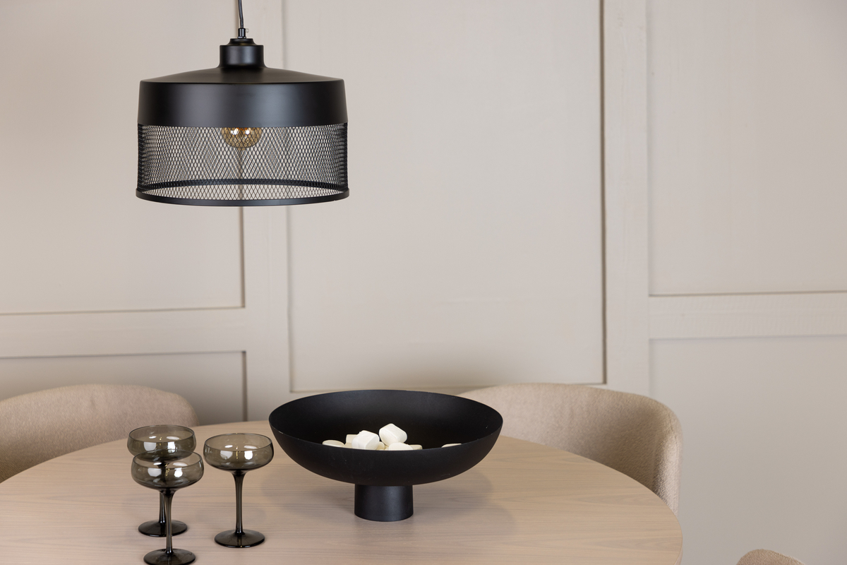Toulon Ø33 Zwart hanglamp Van Venture Design - De matzwarte ijzeren voet zorgt voor een stijlvolle uitstraling en het onderste deel van de lampenkap heeft een fijn maaspatroon dat de lamp uniek maakt en een aangenaam licht in de hele kamer verspreidt.