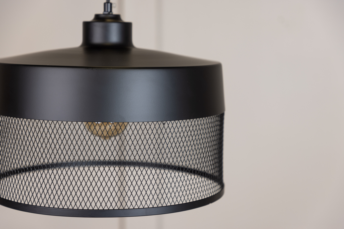 Toulon Ø33 Zwart hanglamp Van Venture Design - De matzwarte ijzeren voet zorgt voor een stijlvolle uitstraling en het onderste deel van de lampenkap heeft een fijn maaspatroon dat de lamp uniek maakt en een aangenaam licht in de hele kamer verspreidt.