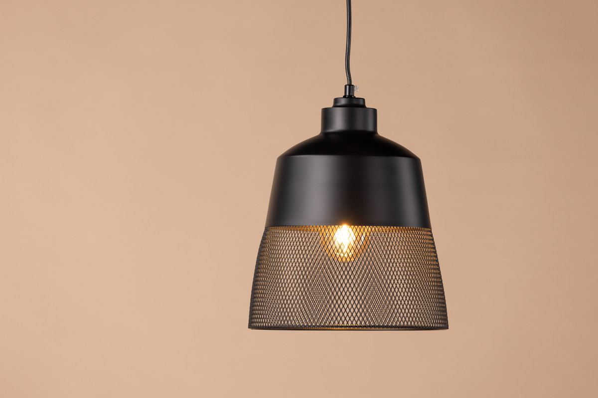 Toulon Ø24 Zwart hanglamp Van Venture Design - De matzwarte ijzeren voet zorgt voor een stijlvolle uitstraling en het onderste deel van de lampenkap heeft een fijn maaspatroon dat de lamp uniek maakt en een aangenaam licht in de hele kamer verspreidt.
