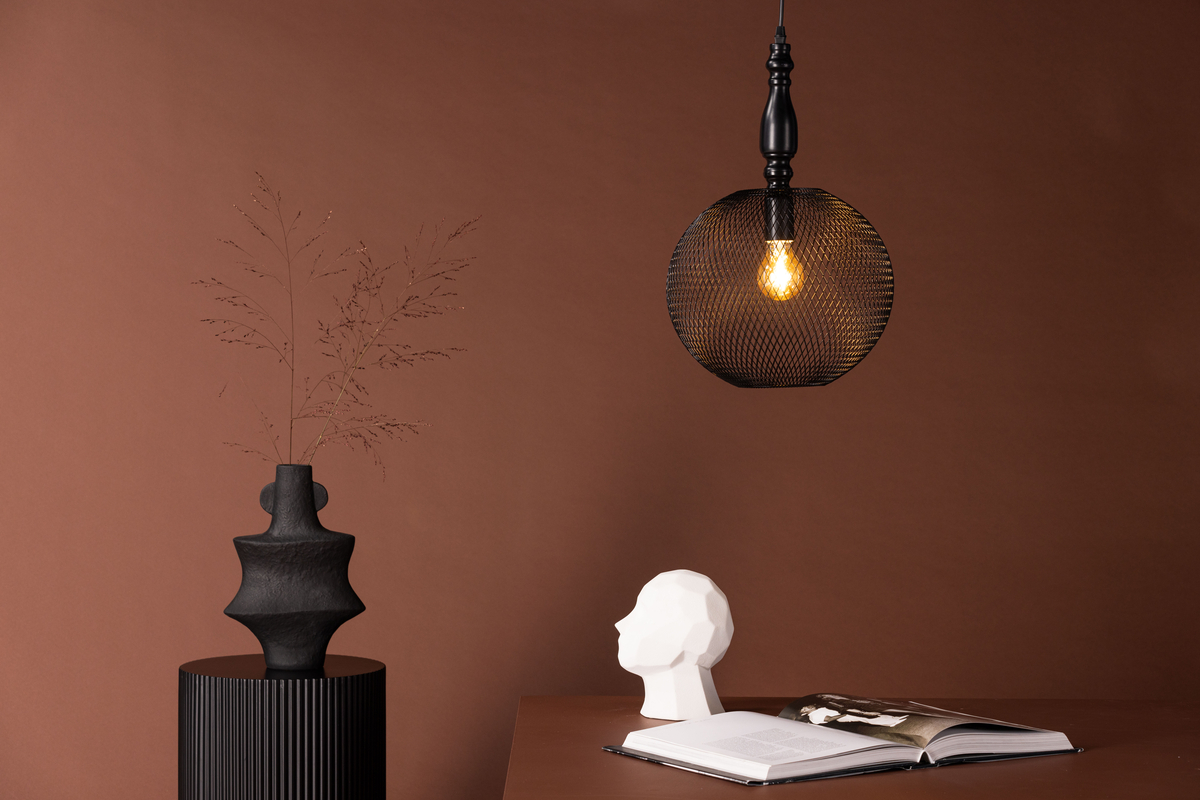 Valence Ø30 Zwart hanglamp Van Venture Design - De lamp is perfect voor boven de salontafel of eettafel en tilt de inrichting naar een hoger niveau!