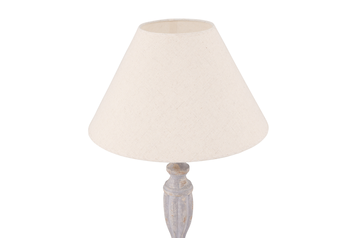 Caen 62cm Lichtgrijs tafellamp Van Venture Design - De Caen tafellamp heeft een grijze houten voet met slijtplekken die de lamp een rustieke uitstraling geven.