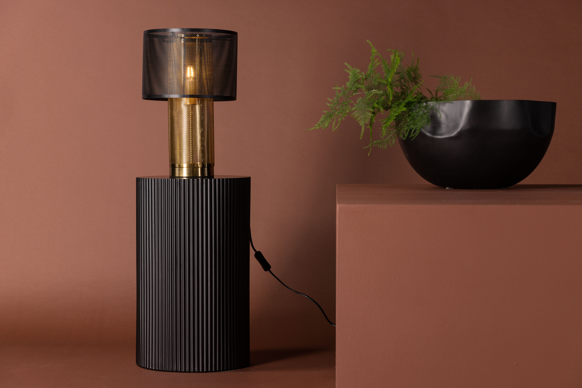 Gap 40cm Goud tafellamp Van Venture Design - Plaats de lamp op het bureau samen met andere decoratie of alleen als stijlicoon in een donkere hoek om het interieur naar een hoger niveau te tillen.