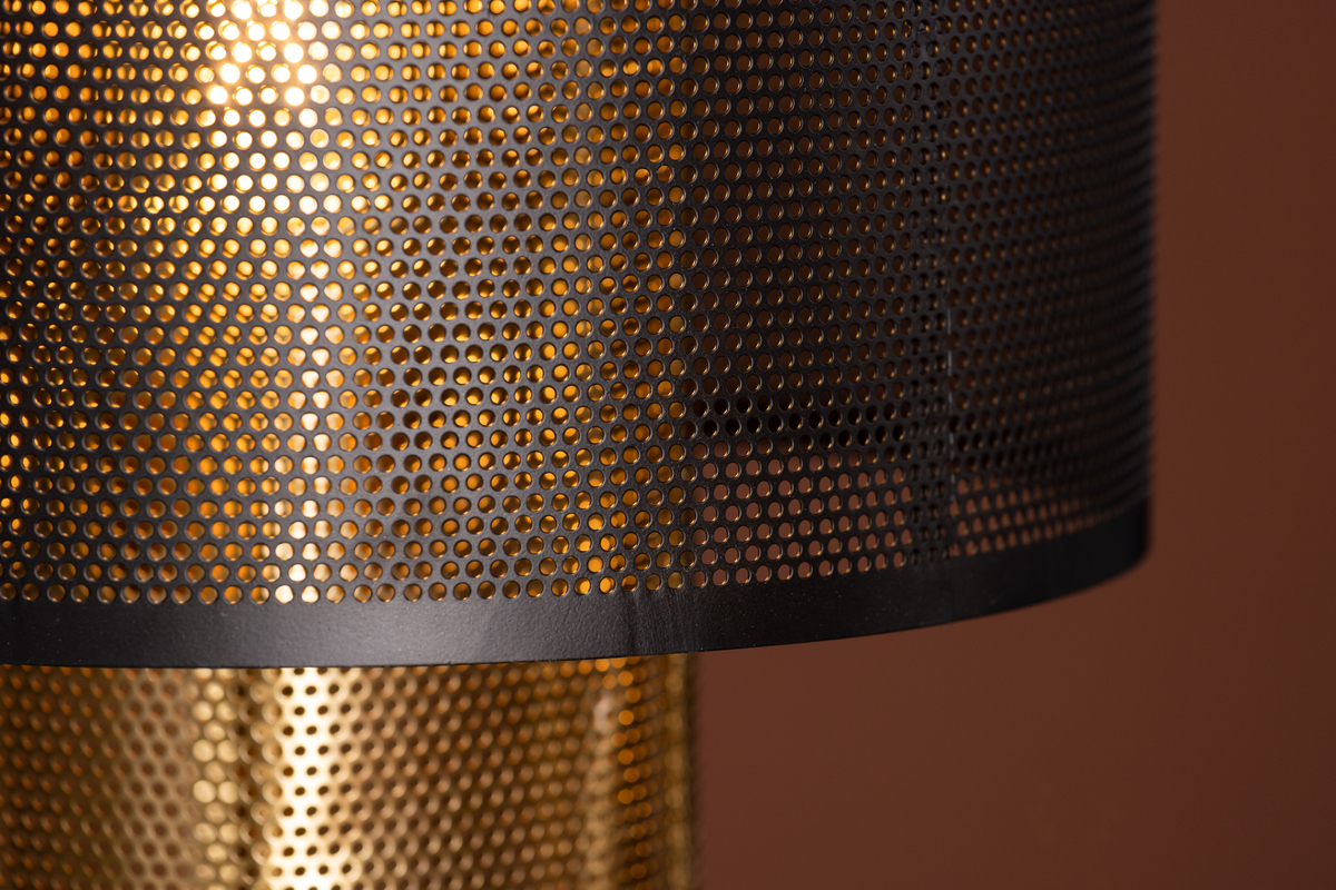 Gap 40cm Goud tafellamp Van Venture Design - Plaats de lamp op het bureau samen met andere decoratie of alleen als stijlicoon in een donkere hoek om het interieur naar een hoger niveau te tillen.