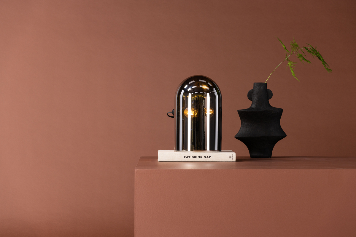 Quentin 32cm Rookkleurig tafellamp Van Venture Design - Deze trendy lamp is gemakkelijk te combineren met andere interieurs en dankzij het compacte formaat past hij zelfs op de kleinste plekken, bij voorkeur op een plank.