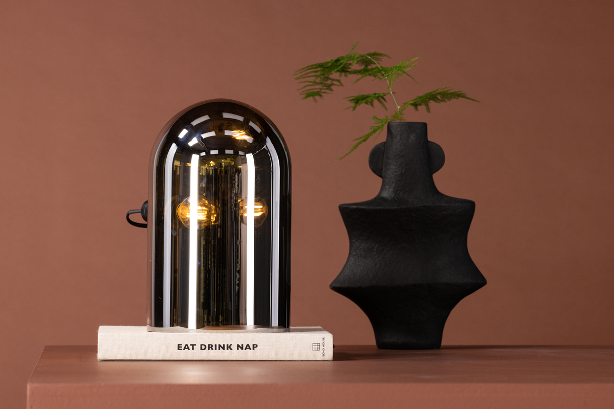Quentin 32cm Rookkleurig tafellamp Van Venture Design - Deze trendy lamp is gemakkelijk te combineren met andere interieurs en dankzij het compacte formaat past hij zelfs op de kleinste plekken, bij voorkeur op een plank.