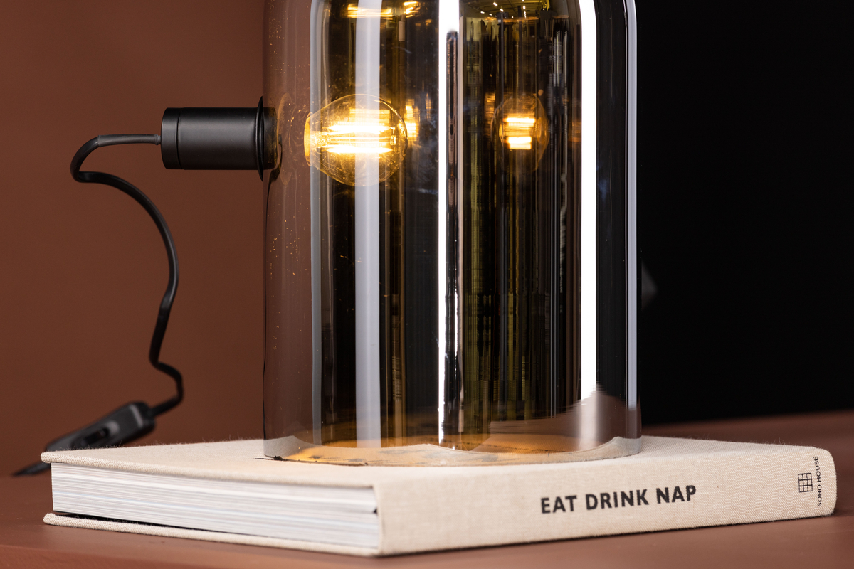 Quentin 32cm Rookkleurig tafellamp Van Venture Design - Deze trendy lamp is gemakkelijk te combineren met andere interieurs en dankzij het compacte formaat past hij zelfs op de kleinste plekken, bij voorkeur op een plank.