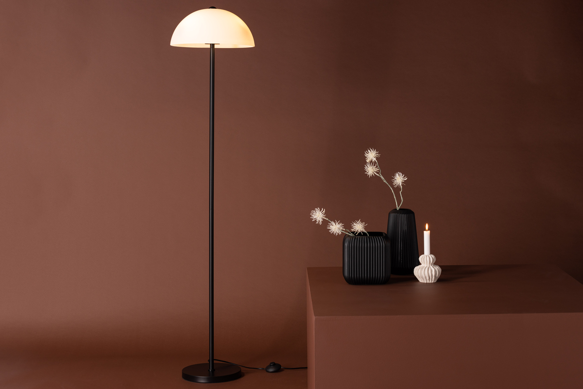 Ferrand Zwart vloerlamp Van Venture Design - De lamp heeft een Scandinavisch design met een stijlvolle voet van zwart ijzer en een witte lampenkap van glas.