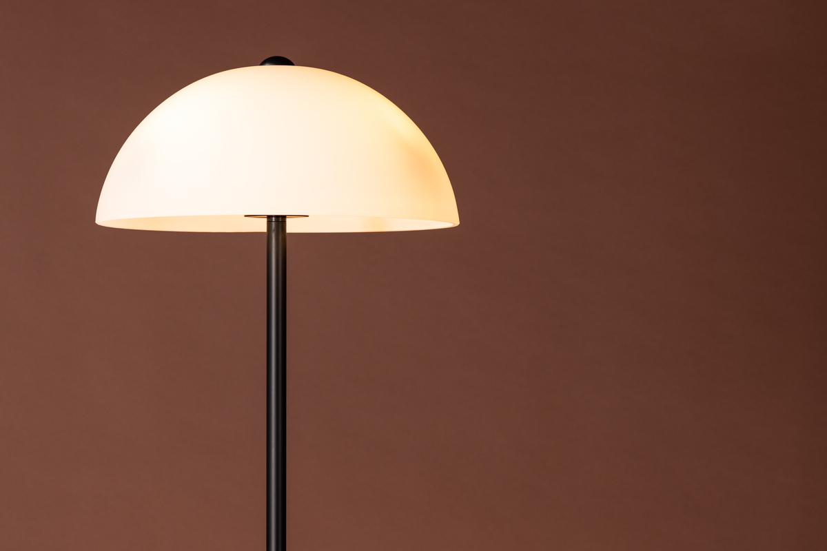 Ferrand Zwart vloerlamp Van Venture Design - De lamp heeft een Scandinavisch design met een stijlvolle voet van zwart ijzer en een witte lampenkap van glas.