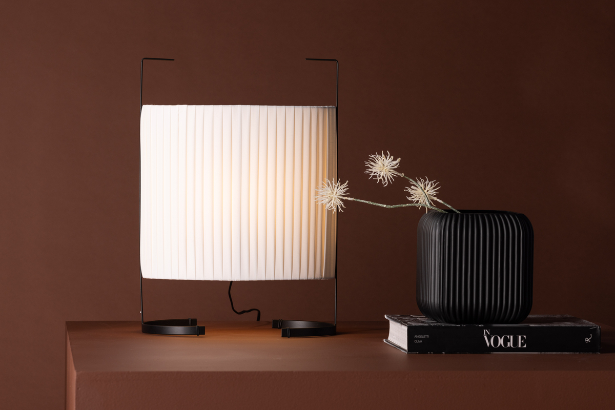 Rennes 48cm Gebroken wit tafellamp Van Venture Design - De lamp heeft een strakke voet van zwart ijzer met voetjes in de vorm van een halve maan.