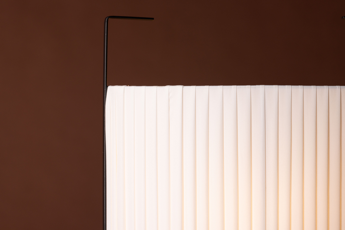 Rennes 48cm Gebroken wit tafellamp Van Venture Design - De lamp heeft een strakke voet van zwart ijzer met voetjes in de vorm van een halve maan.