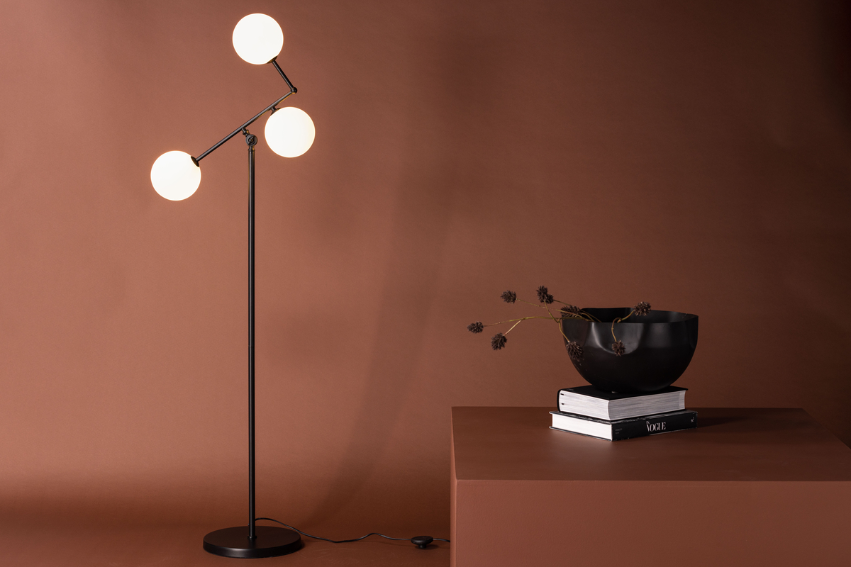 Marsan Zwart vloerlamp Van Venture Design - We raden aan de lamp in een hoek van de woonkamer te plaatsen voor een extra accent en een gezellige gloed.
