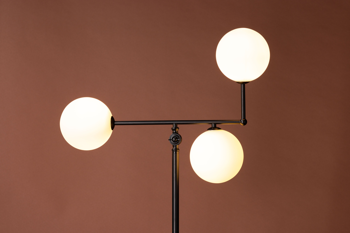 Marsan Zwart vloerlamp Van Venture Design - We raden aan de lamp in een hoek van de woonkamer te plaatsen voor een extra accent en een gezellige gloed.