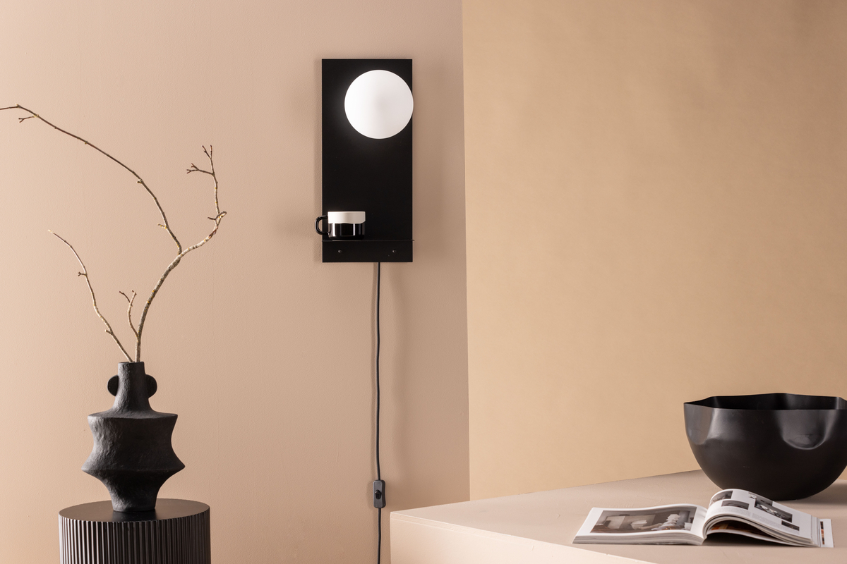 Troyes 45cm Zwart wandlamp Van Venture Design - De lamp heeft een zwart ijzeren frame met een plankje waar je extra decoratie op kunt plaatsen.