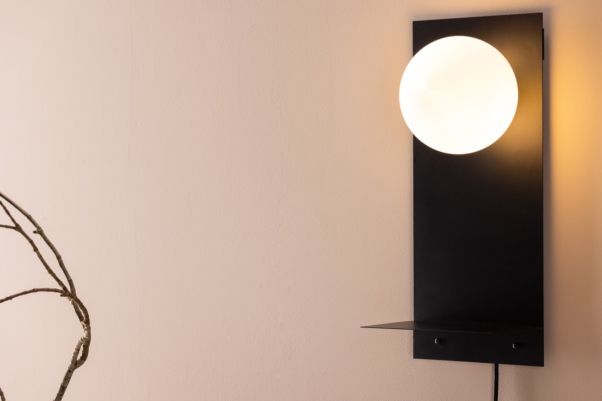 Troyes 45cm Zwart wandlamp Van Venture Design - De lamp heeft een zwart ijzeren frame met een plankje waar je extra decoratie op kunt plaatsen.