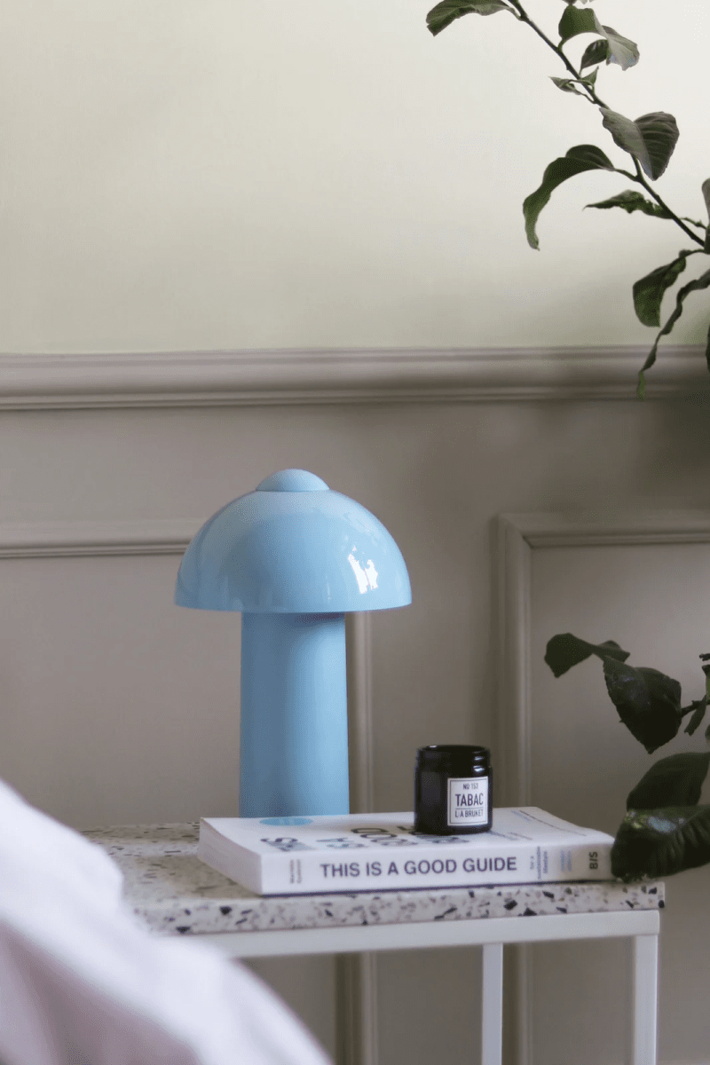 Buddy 25cm Lichtblauw Draagbare Van Globen Lighting - Met de aanraakknop bovenop kunt u de lamp eenvoudig aan- en uitzetten en de helderheid naar wens aanpassen.