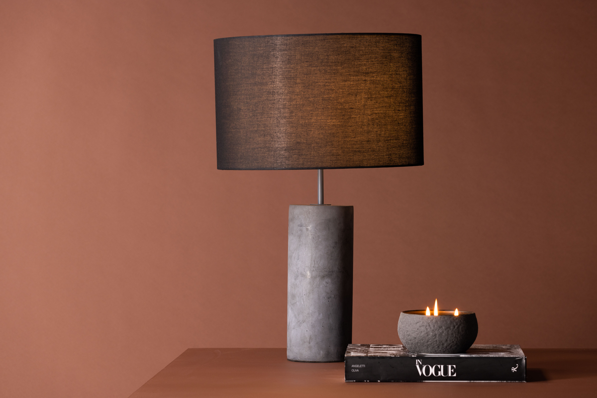Nancy 63cm Grijs tafellamp Van Venture Design - De lamp heeft een modern design met een voet van grijs beton en een lampenkap van zwarte linnen stof.