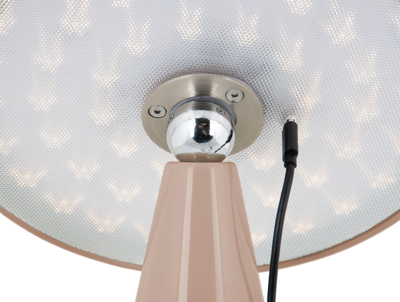 Phoebe LED 26cm Bruin Draagbare Van Leitmotiv - De lamp is in 3 stappen dimbaar via de aanraakknop op het scherm en geeft tot 8 uur licht na een volledige lading.