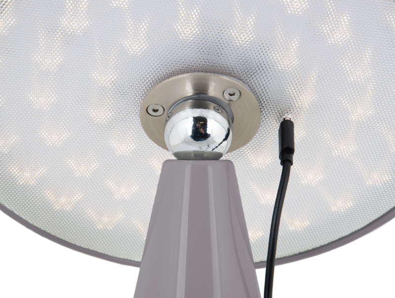 Phoebe LED 26cm Grijs Draagbare Van Leitmotiv - De lamp is in 3 stappen dimbaar via de aanraakknop op het scherm en geeft tot 8 uur licht na een volledige lading.