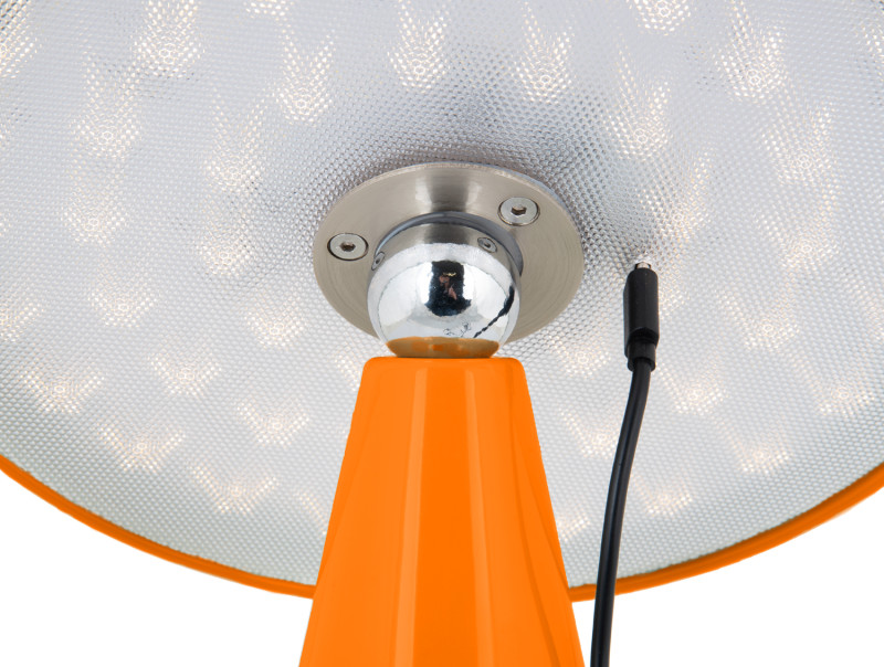 Phoebe LED 26cm Oranje Draagbare Van Leitmotiv - De lamp is in 3 stappen dimbaar via de aanraakknop op het scherm en geeft tot 8 uur licht na een volledige lading.