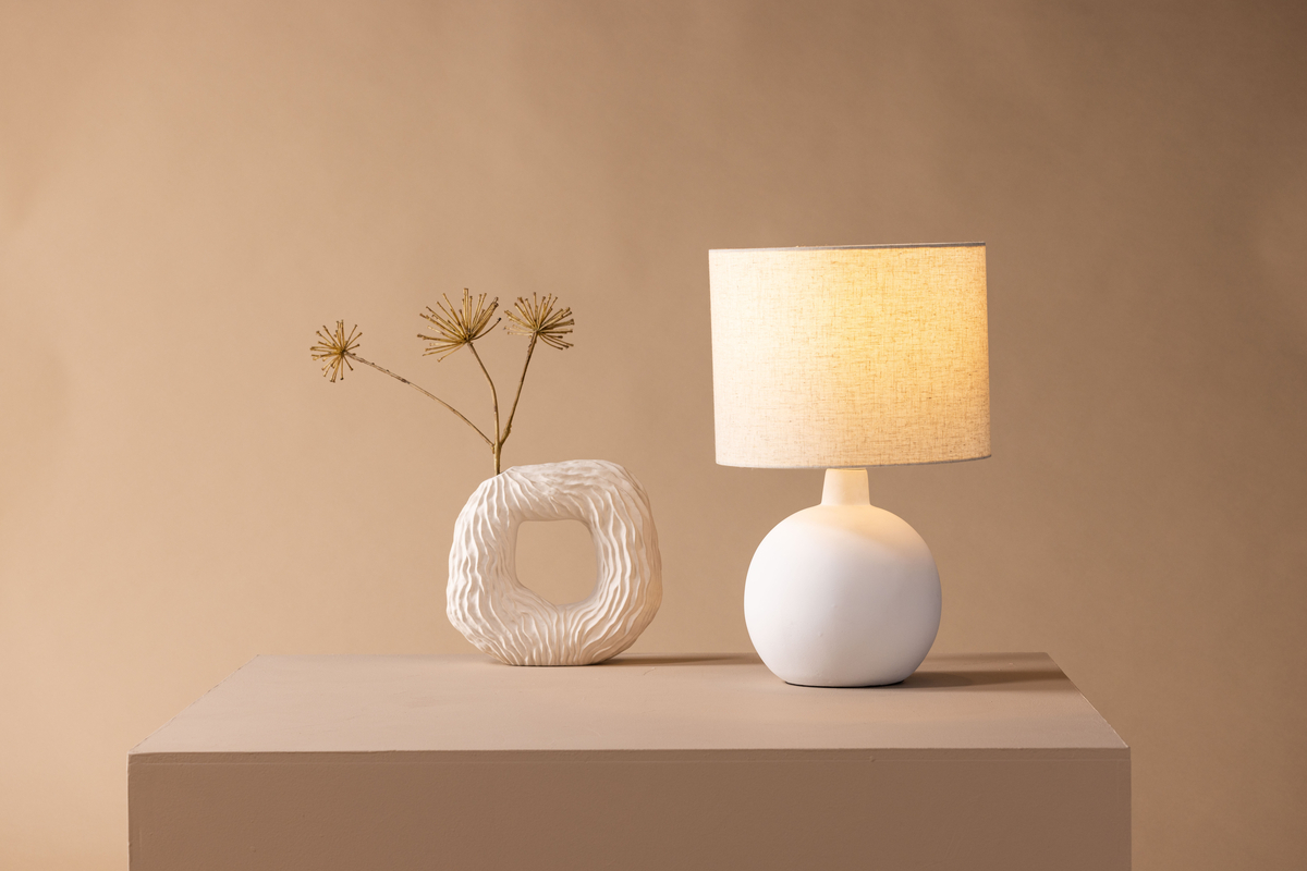 Torcello 50cm Wit tafellamp Van Venture Design - De lamp heeft een stijlvol en eenvoudig design en is daardoor geschikt om vrijwel overal te plaatsen waar extra verlichting of decoratie nodig is.