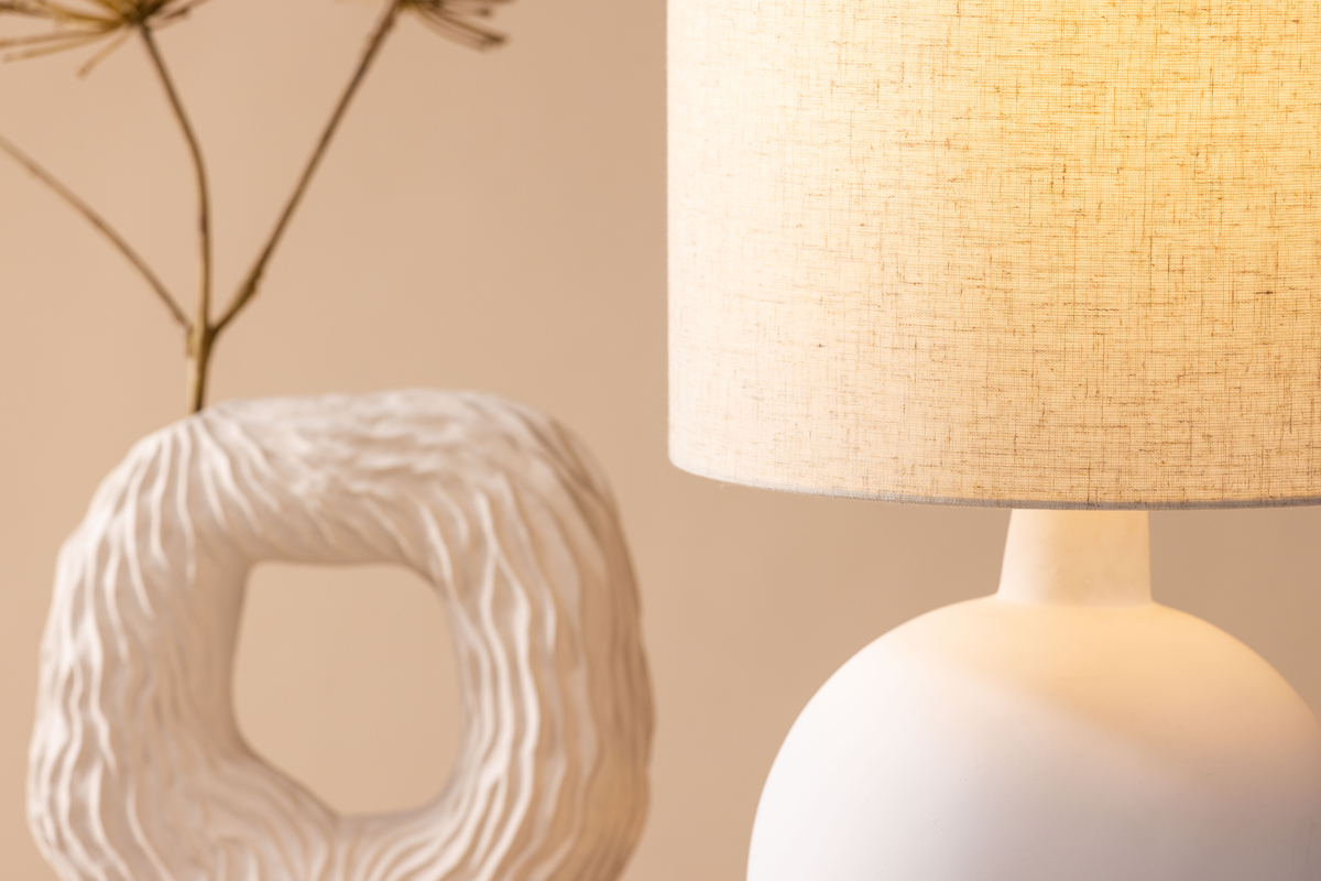 Torcello 50cm Wit tafellamp Van Venture Design - De lamp heeft een stijlvol en eenvoudig design en is daardoor geschikt om vrijwel overal te plaatsen waar extra verlichting of decoratie nodig is.