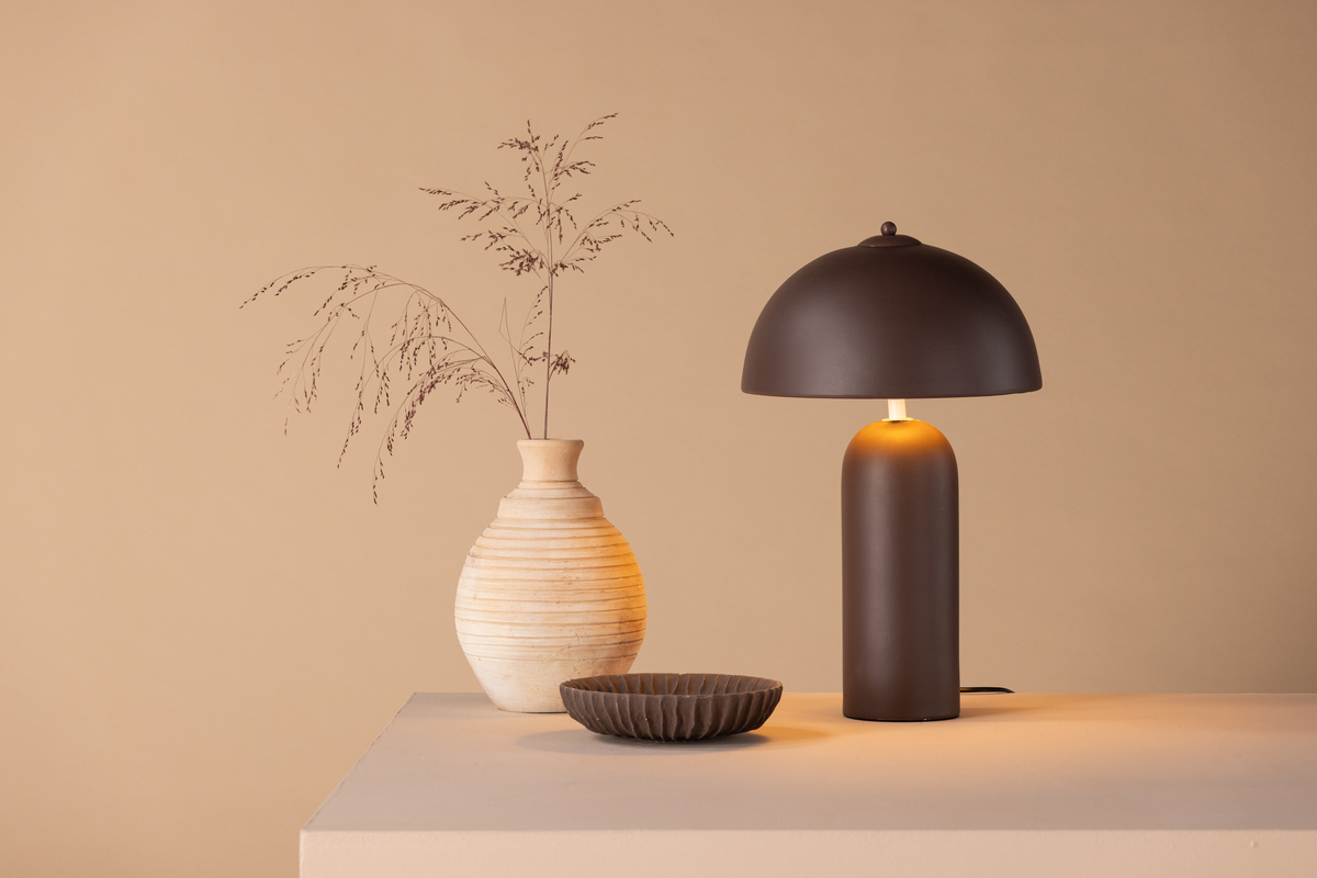 Corello 45cm Bruin tafellamp Van Venture Design - Zowel de lampenvoet als de lampenkap zijn gemaakt van steen, wat de kamer een rustieke uitstraling geeft.