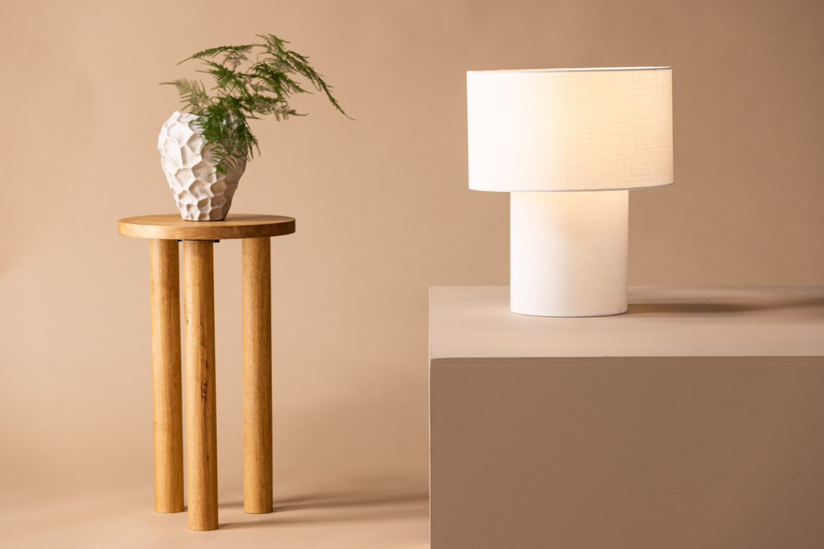 Globia 40cm Wit tafellamp Van Venture Design - De lamp verspreidt een prachtig licht, wat een harmonieuze en rustige sfeer aan de kamer toevoegt.