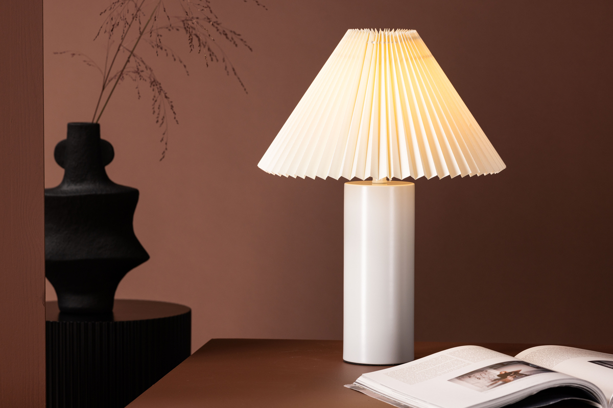 Largin 45cm Lichtgrijs tafellamp Van Venture Design - Met Largin krijg je een gezellig en aangenaam licht &eacute;n een trendy interieurdetail dat de tand des tijds doorstaat!