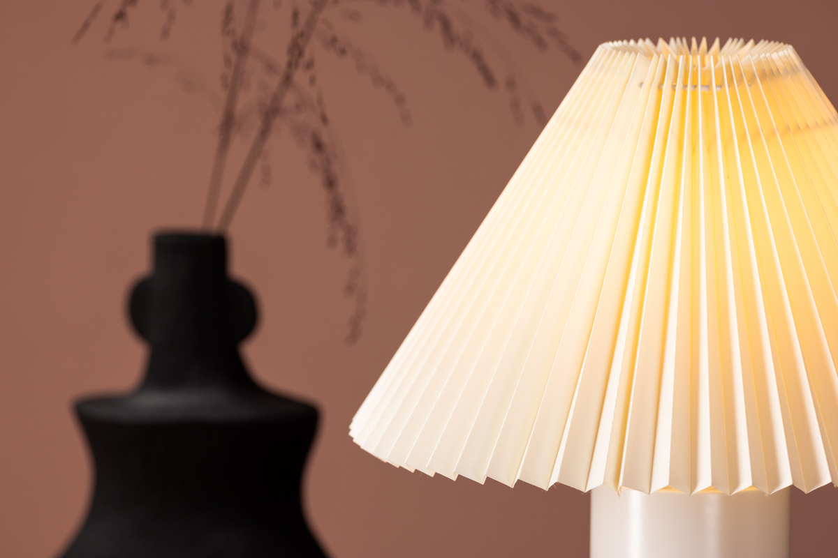 Largin 45cm Lichtgrijs tafellamp Van Venture Design - Met Largin krijg je een gezellig en aangenaam licht &eacute;n een trendy interieurdetail dat de tand des tijds doorstaat!