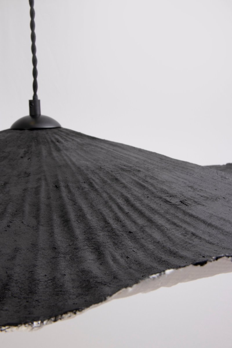 Tropez Ø82 Zwart hanglamp Van Globen Lighting - Deze lamp is handgemaakt van papier, wat betekent dat de vorm kan afwijken van onze productafbeeldingen.
