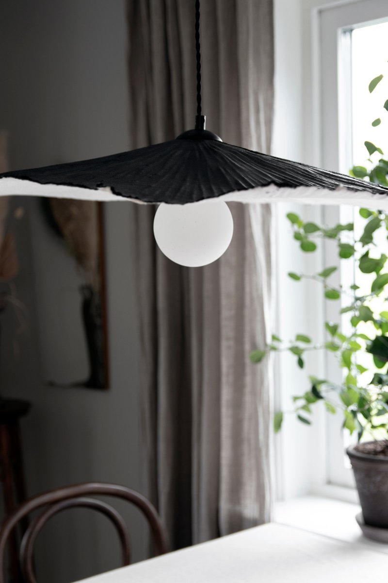 Tropez Ø82 Zwart hanglamp Van Globen Lighting - Deze lamp is handgemaakt van papier, wat betekent dat de vorm kan afwijken van onze productafbeeldingen.
