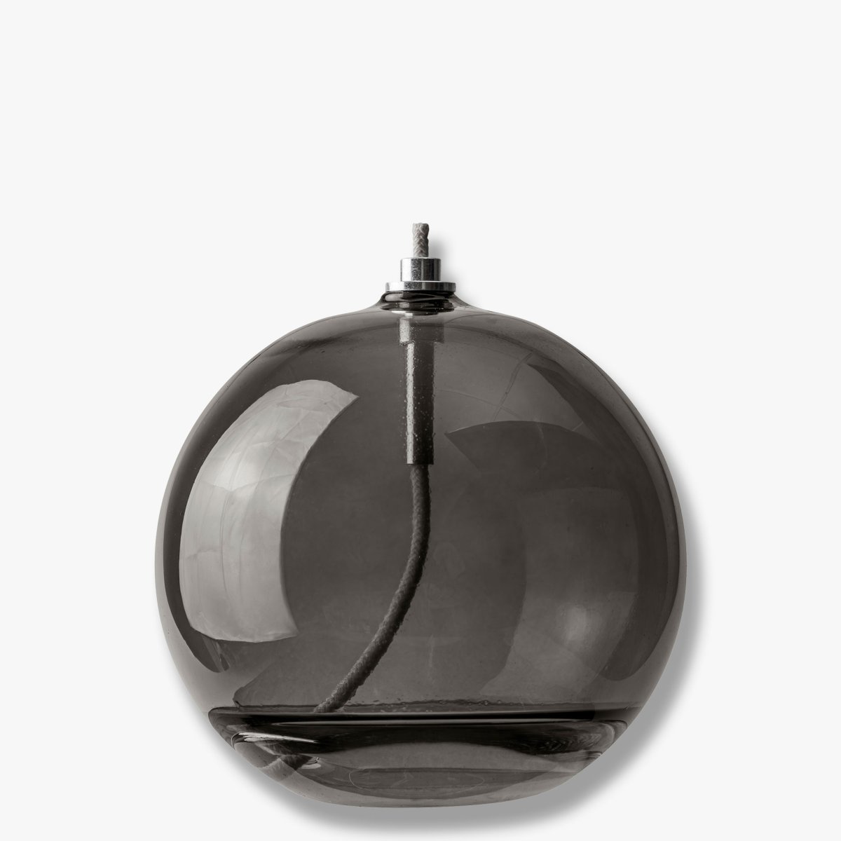 Olie Lamp Aura Groot Rookkleurig Van Mette Ditmer - Dess eleganta design och r&ouml;kf&auml;rgade glas sprider ett mjukt, varmt ljus som ger en lugn och mysig k&auml;nsla.