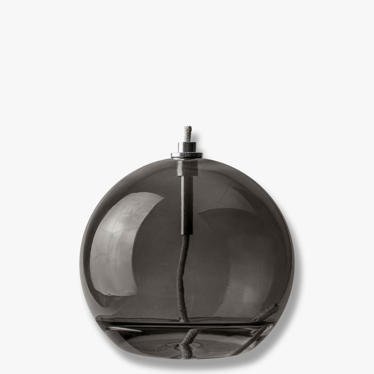 Olie Lamp Aura Medium Rookkleurig Van Mette Ditmer - Dess eleganta design och r&ouml;kf&auml;rgade glas sprider ett mjukt, varmt ljus som ger en lugn och mysig k&auml;nsla.