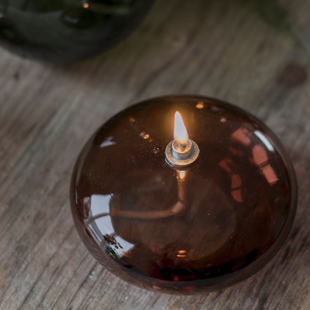 Olie Lamp Aura Klein Bruin Van Mette Ditmer - Den djupa bruna f&auml;rgen ger en st&auml;mningsfull k&auml;nsla, och n&auml;r l&aring;gan t&auml;nds sprider lampan ett mjukt, varmt ljus som skapar en avkopplande atmosf&auml;r.