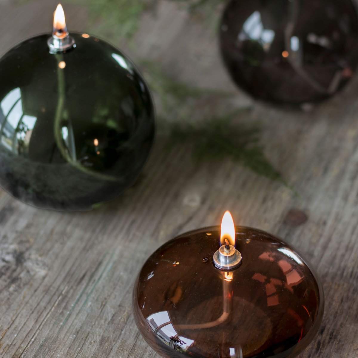 Olie Lamp Aura Groot Donkergroen Van Mette Ditmer - Perfekt p&aring; ett bord, en byr&aring; eller en f&ouml;nsterbr&auml;da.