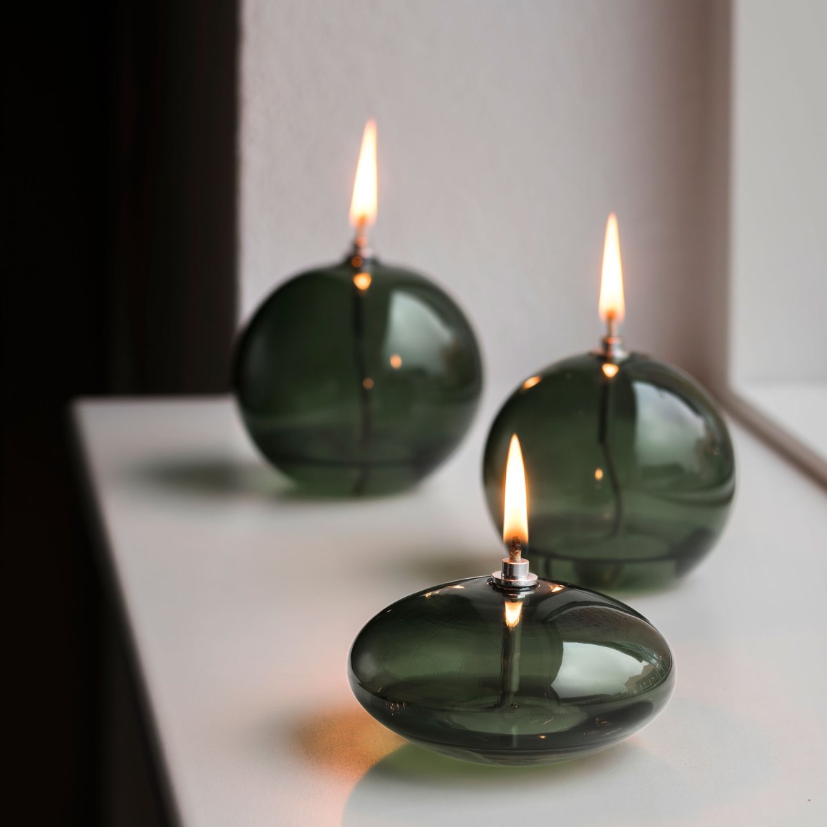 Olie Lamp Aura Groot Donkergroen Van Mette Ditmer - Perfekt p&aring; ett bord, en byr&aring; eller en f&ouml;nsterbr&auml;da.