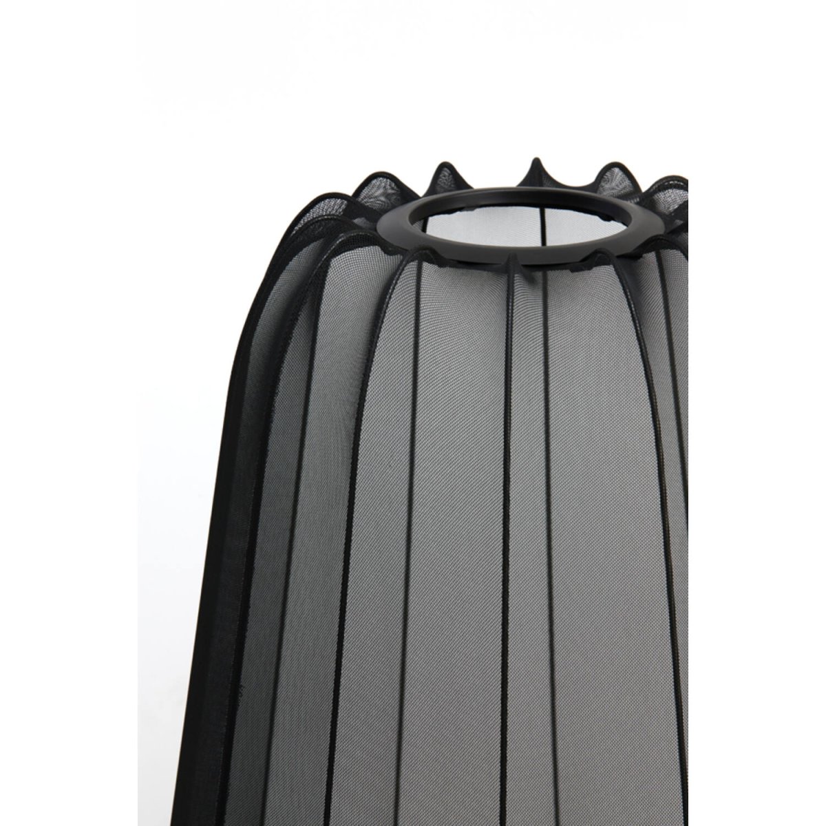 Plumeria Zwart vloerlamp Van Light & Living - Het is aan te raden om deze in de woonkamer te plaatsen, omdat het niet alleen voor gezellige verlichting zorgt, maar ook een stijlvol interieurdetail is.