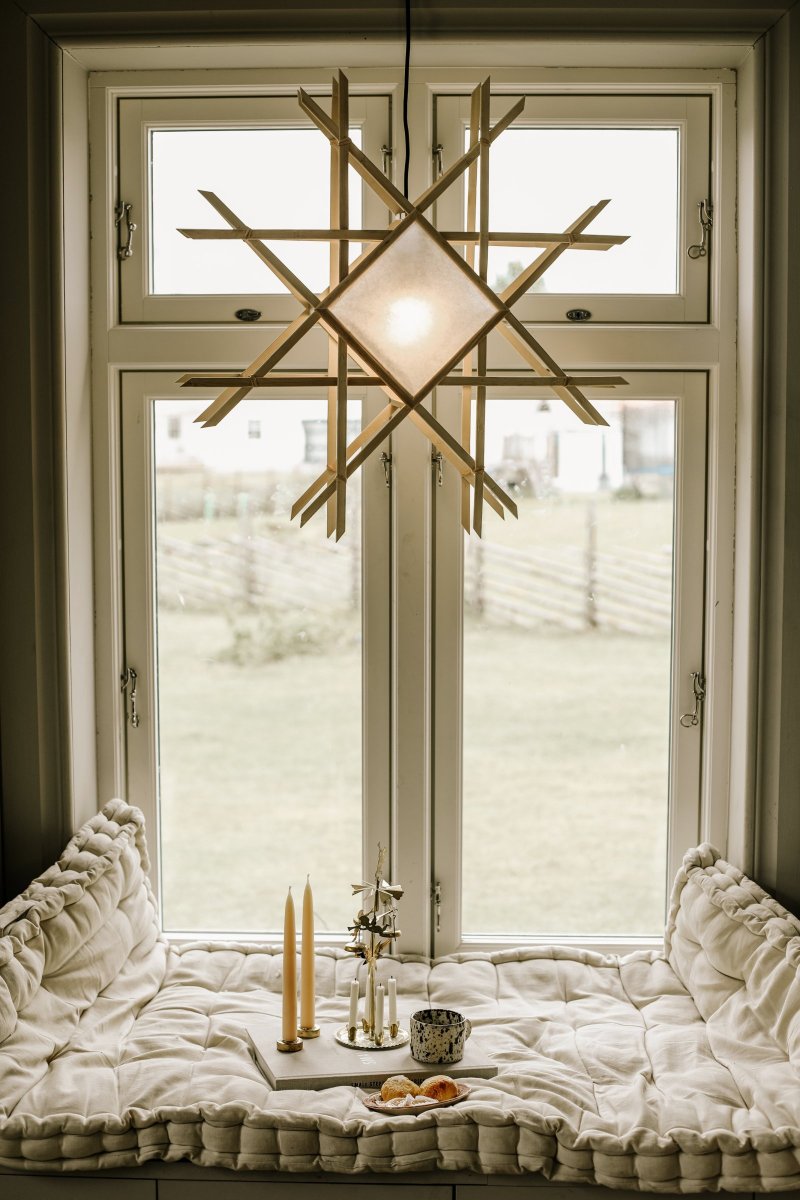 Lea Ø70 Natuur Van Globen Lighting - Deze lamp is een mooie blikvanger voor het raam, aan de muur of staand; een kantoor en is van beide kanten even mooi.