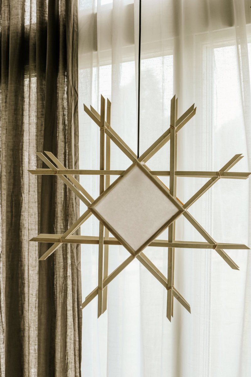 Lea Ø70 Natuur Van Globen Lighting - Deze lamp is een mooie blikvanger voor het raam, aan de muur of staand; een kantoor en is van beide kanten even mooi.