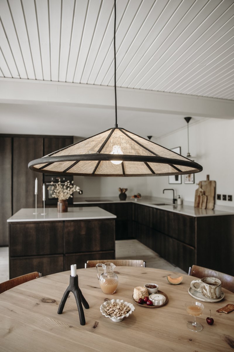 Akira Ø70 Natuur/zwart hanglamp Van Globen Lighting - Akira is een grotere plafondlamp, die met een diameter van 70 cm boven een eettafel past.