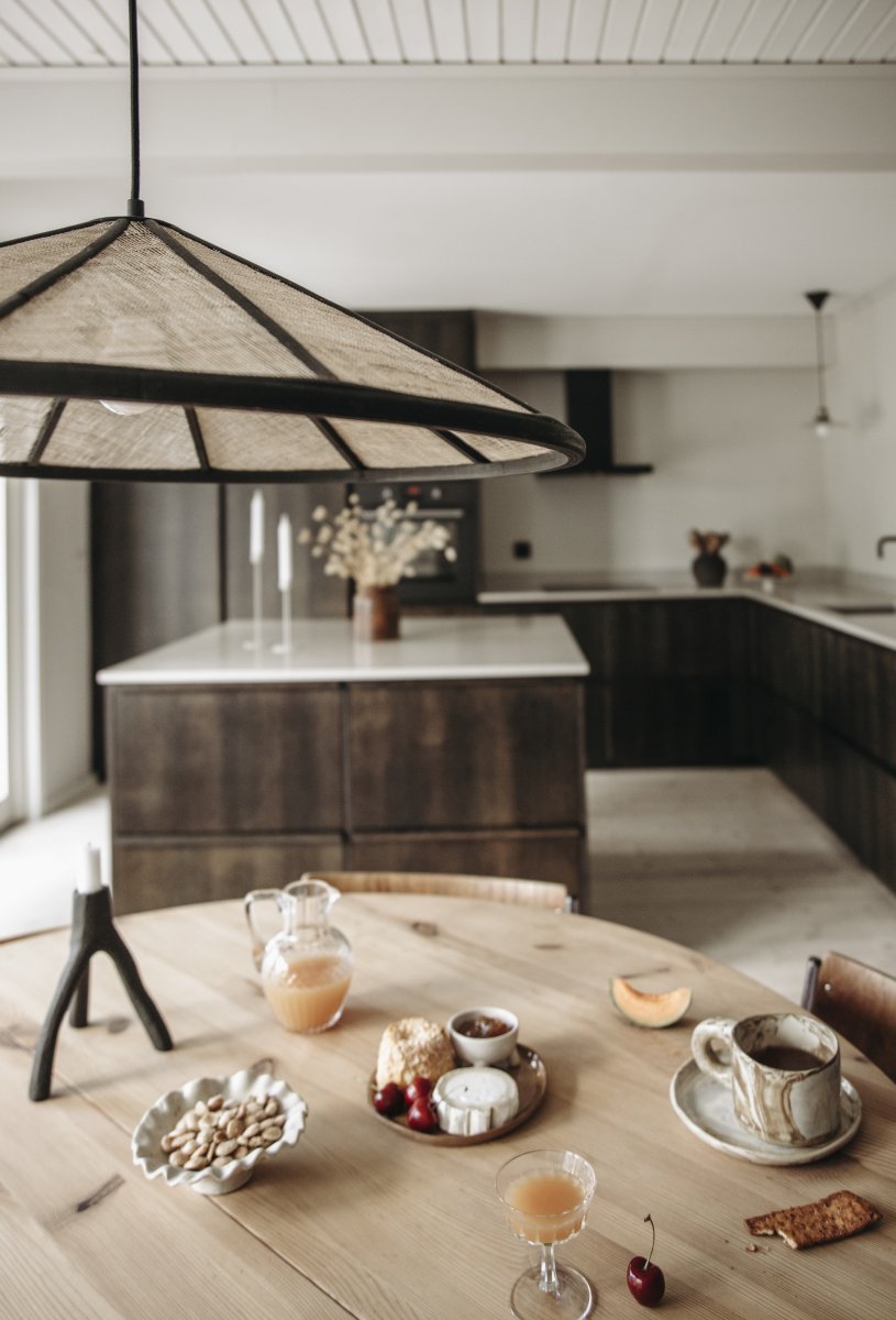 Akira Ø70 Natuur/zwart hanglamp Van Globen Lighting - Akira is een grotere plafondlamp, die met een diameter van 70 cm boven een eettafel past.
